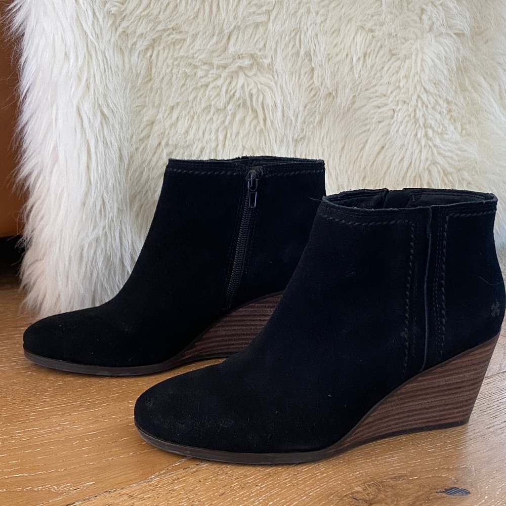 LUCKY BRAND “ZACCY” Black Suede Wedge Booties (8.5) LIKE NEW